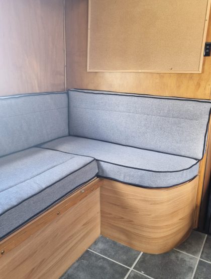 Horse box seating