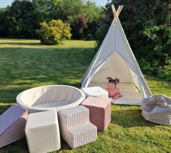 Kids tepee and cubes